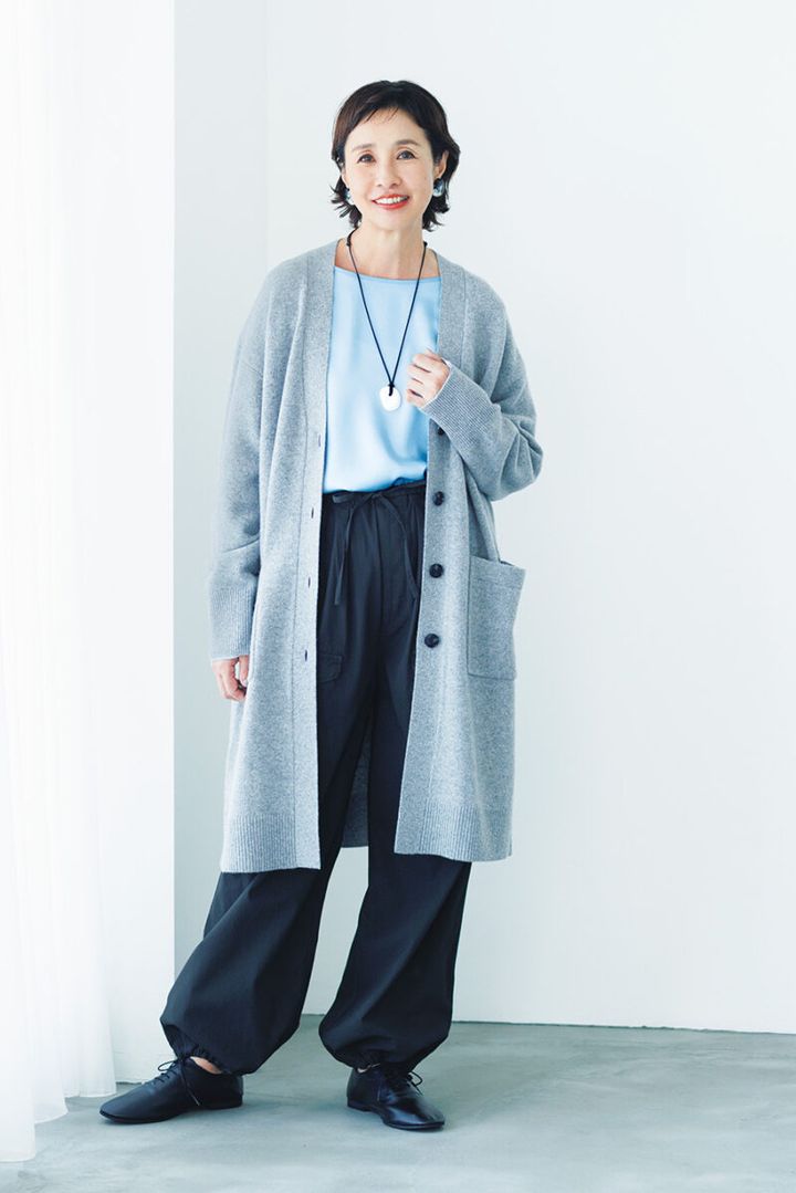 ブラウス￥6,990、カーディガン￥15,990／ともにアンフィーロ、パンツ￥26,400／ティッカ、シューズ￥11,000 ／マリー・ルイーズ（ラヤン）、イヤリング￥8,640 ／アビステ、ネックレス￥14,300 ／ジャミレイ（ハウス オブ ロータス 二子玉川店）