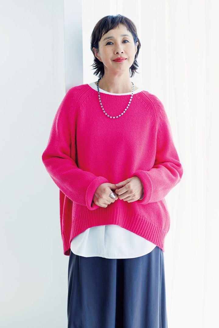 Tシャツ￥4,990、スカート￥9,990／ともにアンフィーロ、ニット￥36,300／ハウス オブ ロータス（ハウス オブロータス 二子玉川店）、ネックレス￥48,400／ジェム・キングダム（アッシュ・ぺー・フランス）、リング￥17,600 ／アダワット トゥアレグ（ザ エディット ストア）