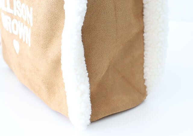 宝島社雑誌付録sweet2025年12月号特別号otonaSWEETのアリソンブラウンのロゴ刺繡入りボアポシェット4