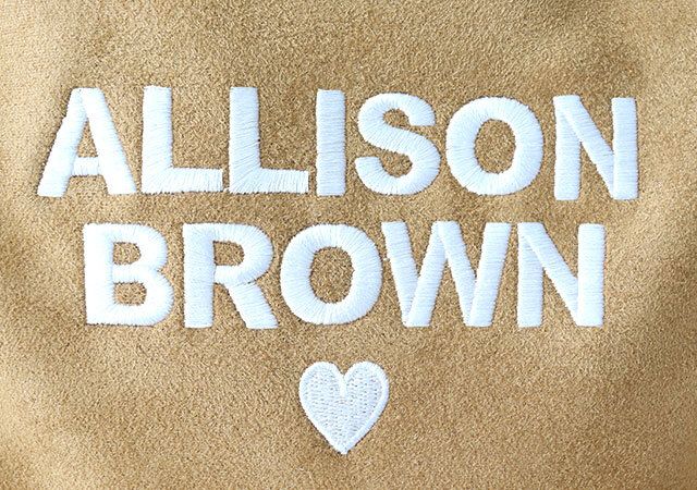 宝島社雑誌付録sweet2025年12月号特別号otonaSWEETのアリソンブラウンのロゴ刺繡入りボアポシェット3