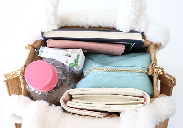 宝島社雑誌付録sweet2025年12月号特別号otonaSWEETのアリソンブラウンのロゴ刺繡入りボアポシェット5