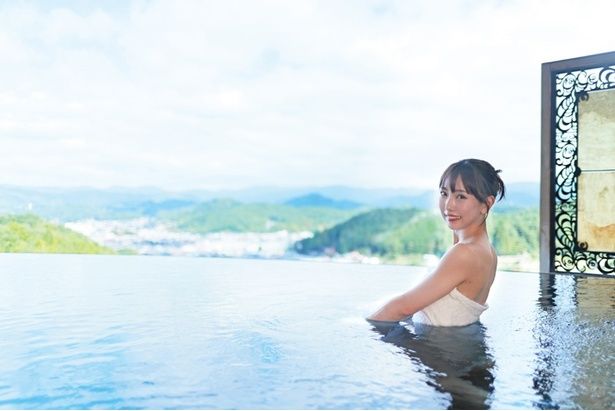 目の前に開けたインフィニティな景観を満喫できる、「ホテルアソシア高山リゾート」の温泉棟「スパスイング・天の湯」でのんびり。「山からの風が心地よくて長居してしまいそう！」(熊崎) 撮影＝EDWARD.K