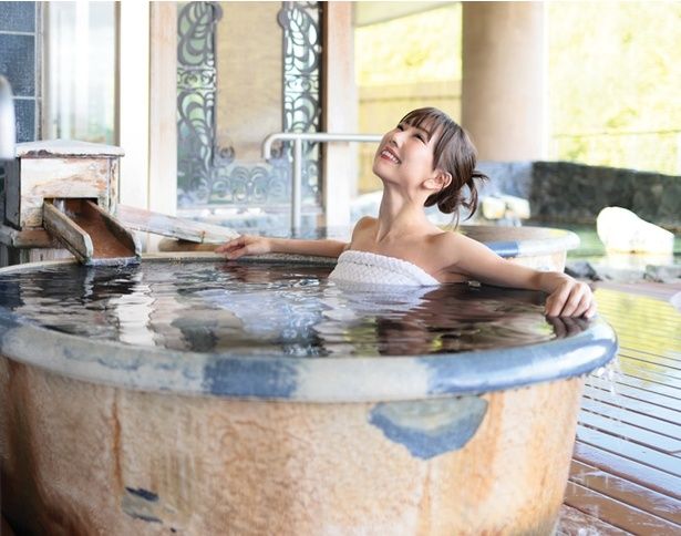 【写真】今回は「天の湯」を体験。「景色だけでなく浴槽もひとり占め！」(熊崎)。壺湯を堪能してご満悦のくまちゃん。人気の壺湯は「望の湯」にも完備されている 撮影＝EDWARD.K