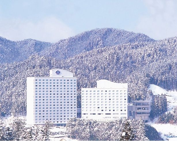「ホテルアソシア高山リゾート」は標高約640メートルの高台に位置。飛騨高山の大自然に溶け込むように設計され、森の中のリゾートを体現するたたずまいは、白亜の城のようだ