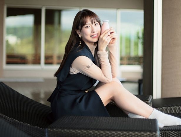 「テラスで湯冷ましがてら、イチゴ牛乳を飲みます♪」(熊崎) 撮影＝EDWARD.K