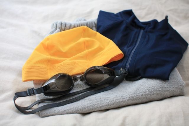 水泳帽とゴーグルと水着とタオル 水泳セット