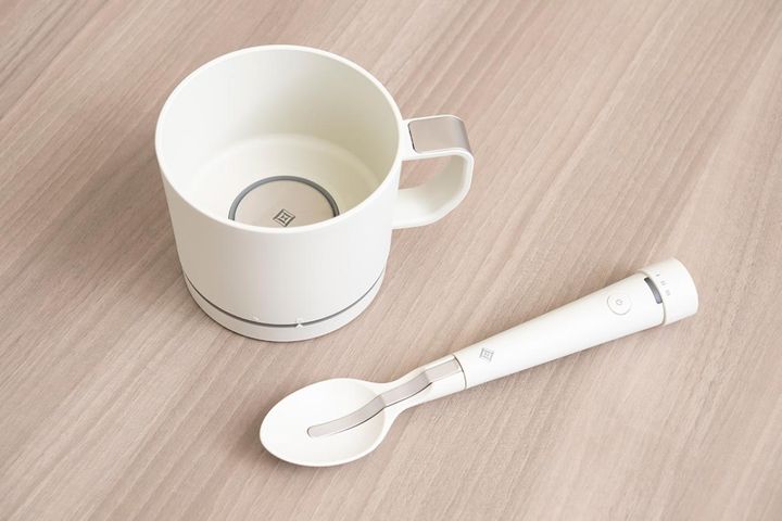 〈右から〉エレキソルト スプーン ES-S002 24,750円、<br>エレキソルト カップ ES-B001 26,950円