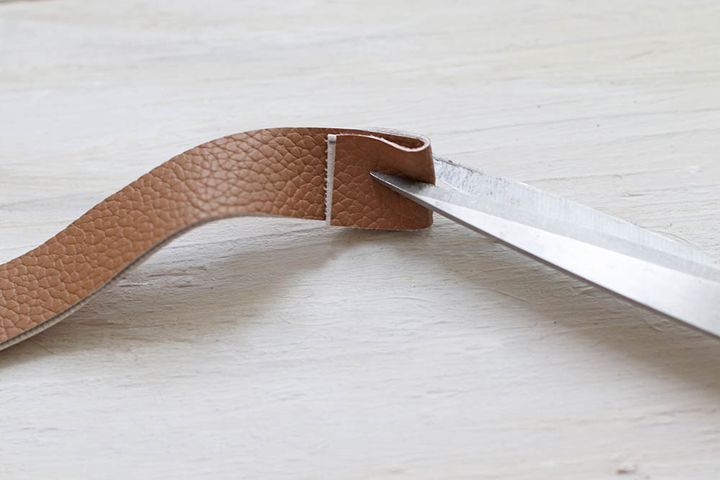 フェイクレザーに切り込みを入れる