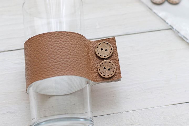 ボタンを両面テープで付ける