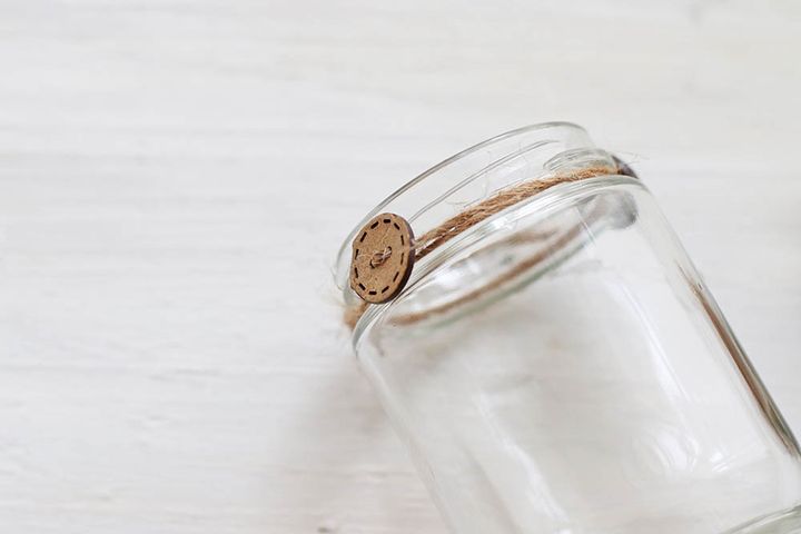 麻紐を容器に結ぶ