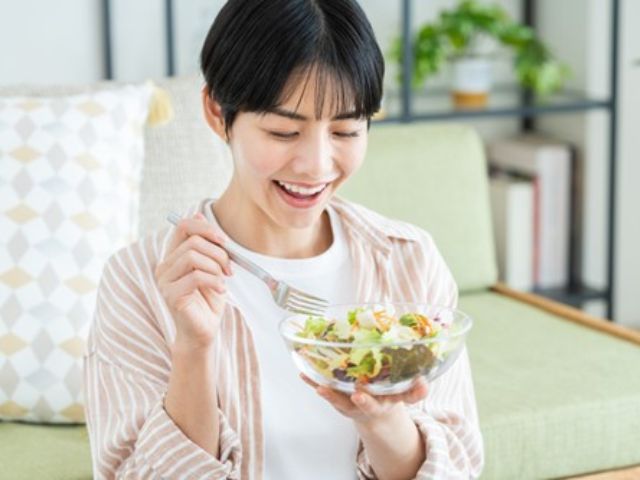食事をとる女性