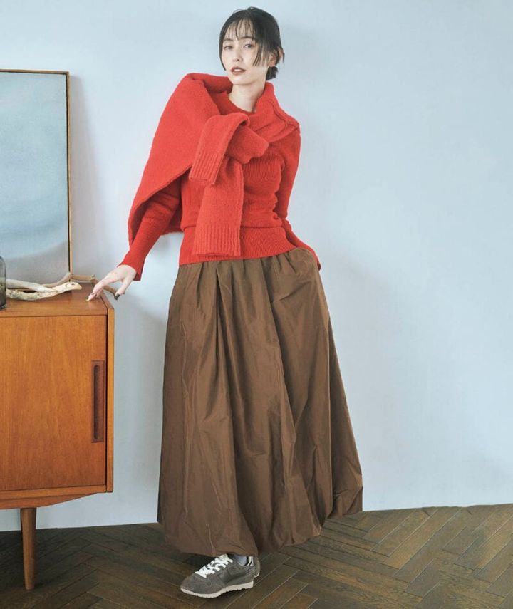 スカート¥8,998（フリークス ストア／フリークス ストア渋谷） リブニット¥20,900（ウィム ガゼット／ウィム ガゼット ルミネ新宿店） 肩がけしたニット¥20,900（プロヴォーク デザイン ブティック／ジャック・オブ・オール・トレーズ プレスルーム） スニーカー¥36,300（AUTRY ／アトモス カスタマー） ソックス（スタイリスト私物）