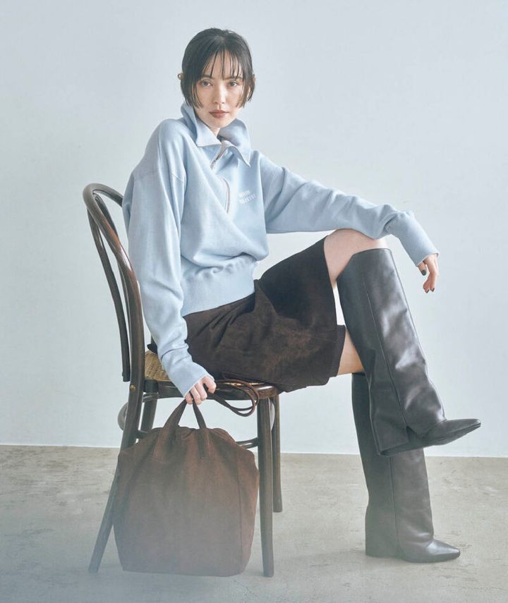 リュクスなスエード素材のブラウンを引き締め役に。トレンドピースの太筒ブーツを合わせて、旬度満点のミックススタイルに。エプロンスカート¥19,800（Pasterip） レギンス¥9,680（ザハイライツ） トップス¥23,100（ウィム ガゼット／ウィム ガゼット ルミネ新宿店） イヤカフ¥17,600（リキッド） ストーンピアス¥26,400（エテ） バッグ¥46,200（ラシット／ラシット京王百貨店新宿店） ロングブーツ¥33,000（レメ／セムインターナショナル）