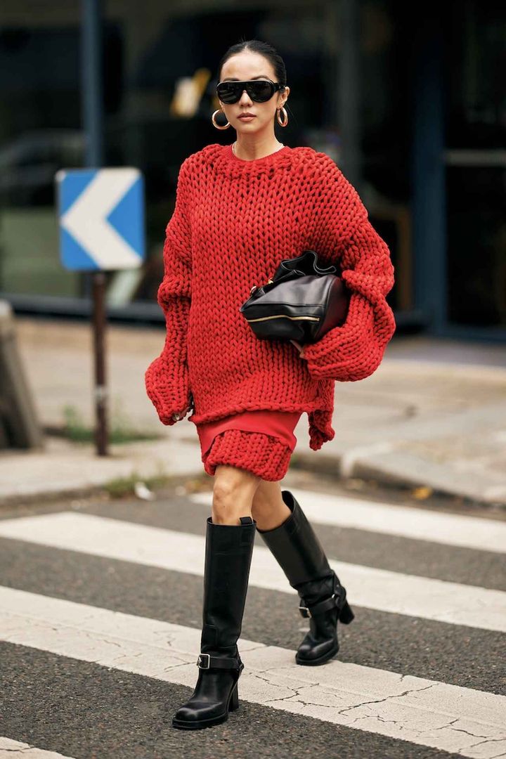 画像: 鮮烈な赤にはタフな黒ブーツがフィット