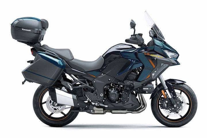 カワサキ、2026年モデル「VERSYS 1100 SE」に新カラーを追加。深みのあるブルーが上質感を演出