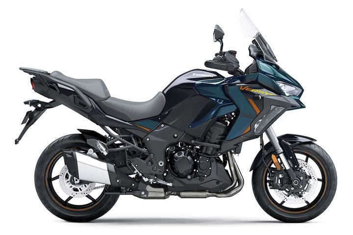 カワサキ、2026年モデル「VERSYS 1100 SE」に新カラーを追加。深みのあるブルーが上質感を演出