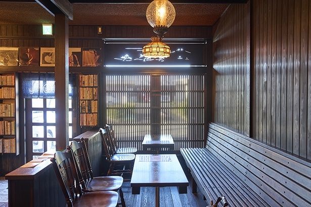 光の入り方に合わせて、建具は開け閉めできるように改造。欄間は、1年間の陽の入り方を観察したうえで選んだという