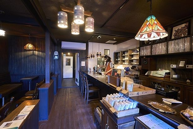 元は古い喫茶店の空間に、沖縄時代の調度を組み合わせた店内