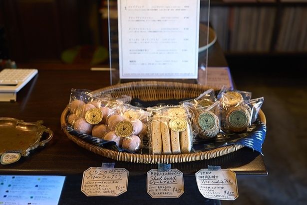米粉100％のヴィーガンちんすこうなど、素材を吟味した焼菓子も人気。年に6回、沖縄のベーカリー・宗像堂のパンも販売する