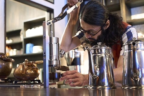 「自然の重みで酒を絞る日本酒の工程をイメージしています」と、手動のエスプレッソマシンを操る山㟢さん