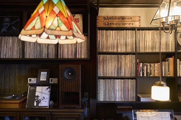 棚に並ぶおよそ2000枚のレコードは、ほとんどが1950～60年代のジャズ