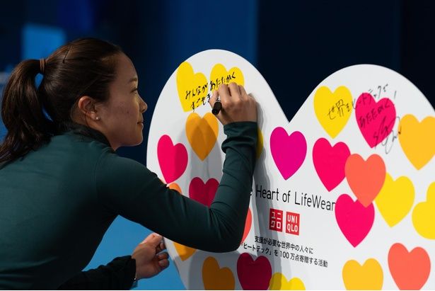 “ハート”をテーマにしたワークショップでメッセージを添える奈良くるみさん