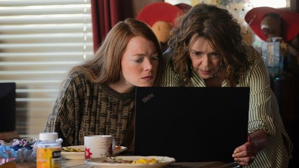 【写真を見る】陰謀論動画にのめり込む主人公の妻ルイーズ(エマ・ストーン)とその母 [c] 2025 Joe Cross For Mayor Rights LLC. All Rights Reserved.