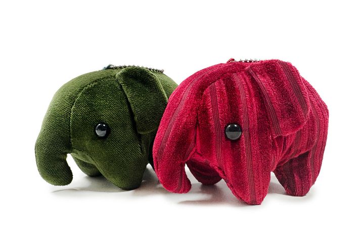 “ソファー柄生地”で仕立てた「どむぞうくん」マスコットが付いてくる♪