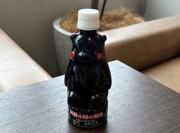 九州の醤油ならではの深みある色が特徴の「阿蘇小国の醤油 くまモンのボトル」(650円)