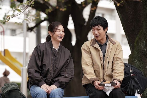 男女の繊細な心の機微を生き生きと描く『平場の月』 [c]2025 映画「平場の月」製作委員会