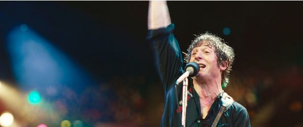 ジェレミー・アレン・ホワイトが、“ロックの英雄”を熱演！ [c]2025 20th Century Studios