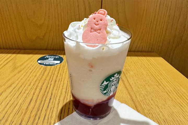 華やかな香りがたまらない…新作「ストロベリー&ジョイフルメドレー ティー フラペチーノ」