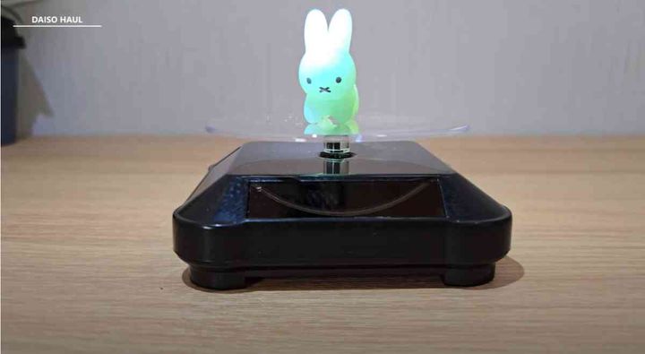 ダイソーの「推し様に乗っていただく台」