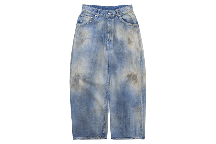 〈アンセルム〉のデニムパンツ