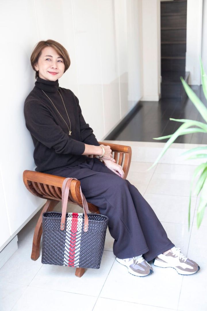 ニット、スウェットパンツ…ユニクロ、スニーカー…ニューバランス、イニシャルペンダント…イシス、バングル…ZARA、バッグ…チェベレ