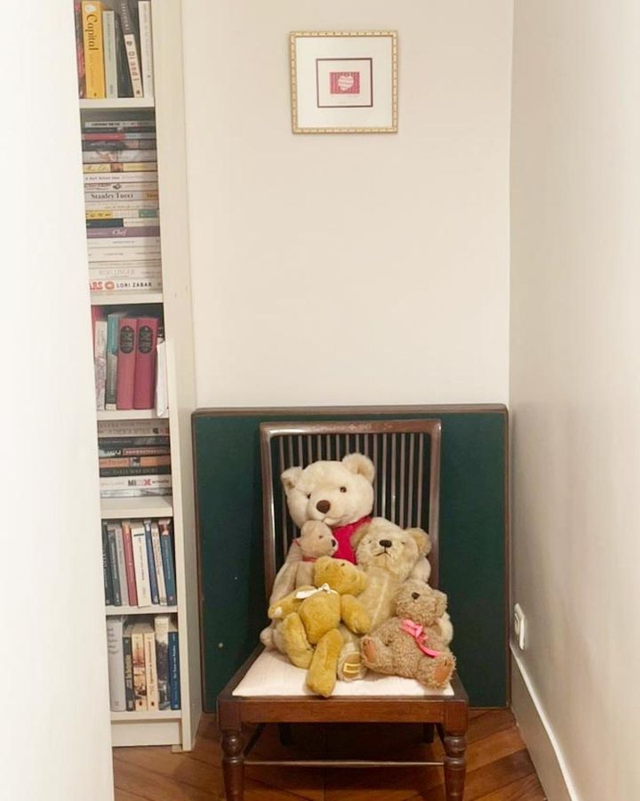 テディベアとアンティークチェア