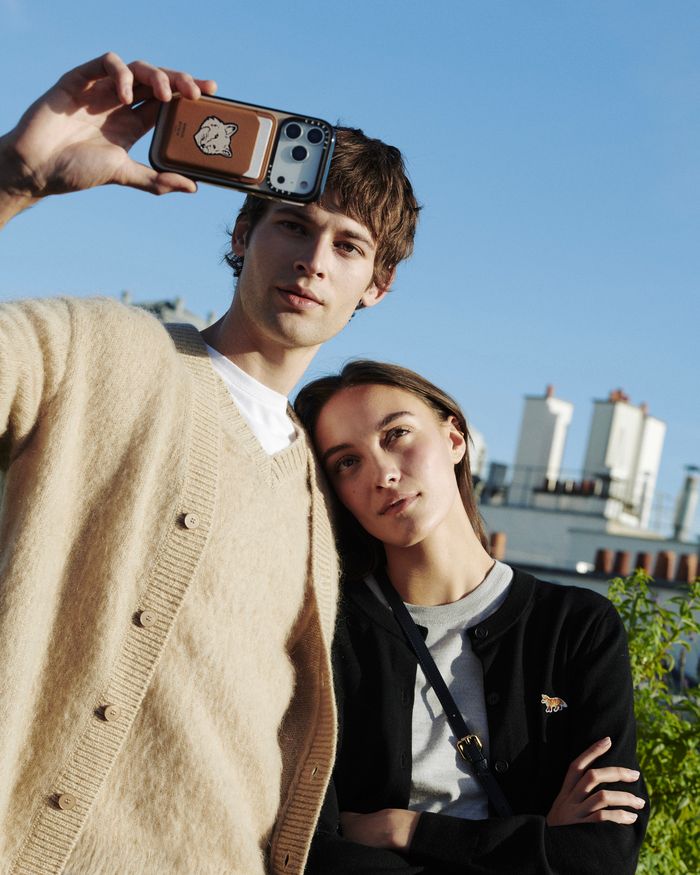 アイコニックな「キツネ」にくぎ付け！《メゾン キツネ》×《CASETiFY》の秋冬コラボグッズがお目見え