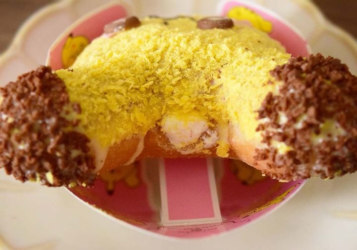 ホイップクリームは、頭頂部から入れているようですね。