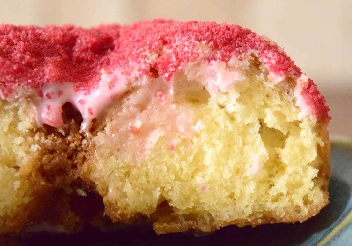 ストロベリーの酸味がザクザクとした食感とともに広がります