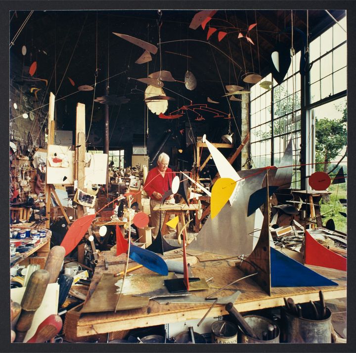 コネチカット州にあった自らのスタジオで制作に臨むアレクサンダー・カルダー。1964年撮影。Photo_ Getty Images