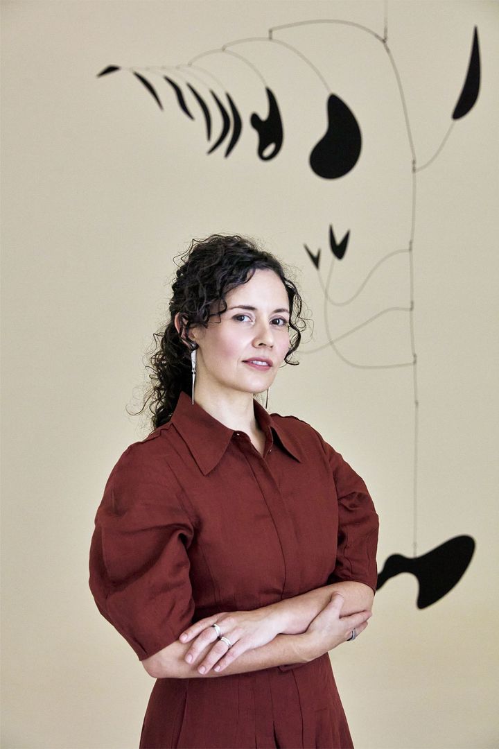 カルダー・ガーデンのプログラムディレクター、フアナ・ベリオ。背後の作品は1940年作のモビール《Eucalyptus》。