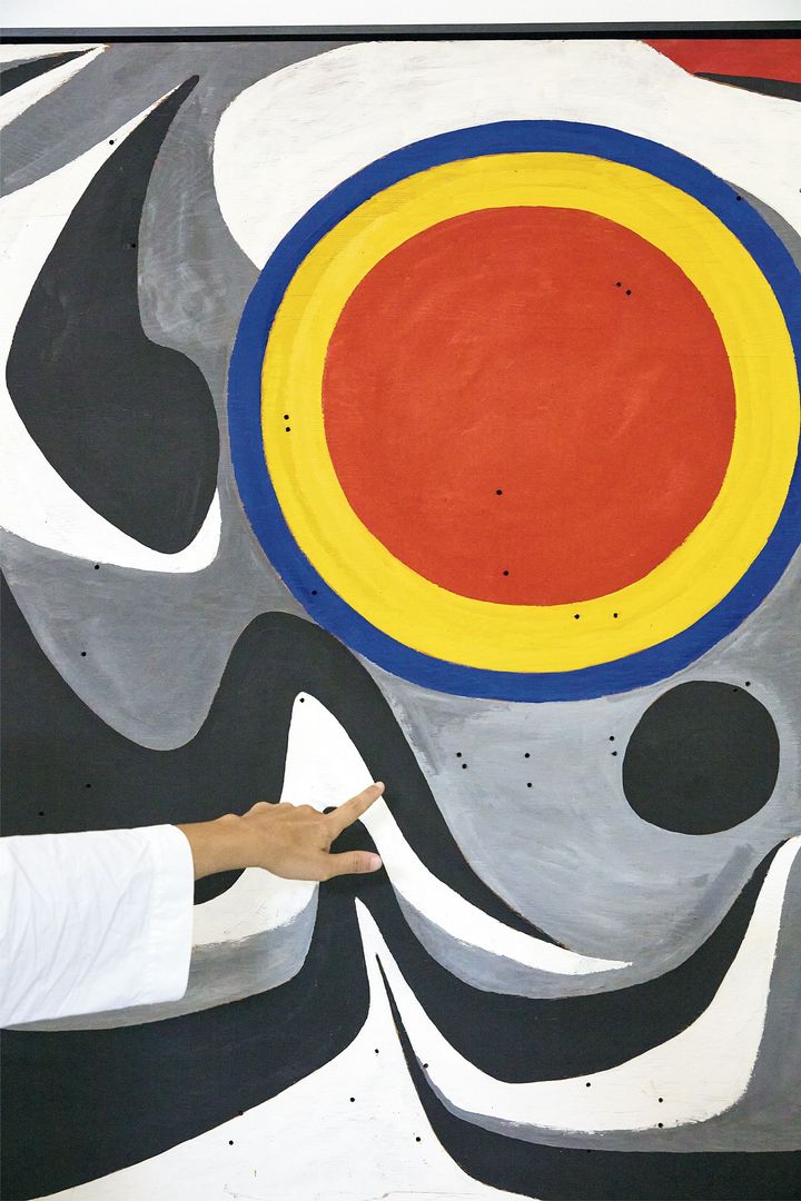 指さされているのは、カルダーが1955年に描いた絵画《São Paulo》。