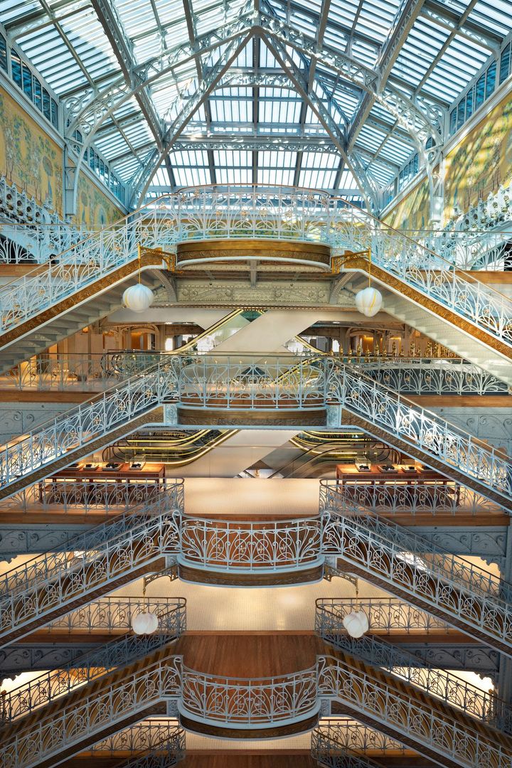 ポン・ヌフ館のアール・ヌーヴォー様式の設計（1910年完成）を手掛けたのはフランツ・ジュルダン。当時の技術と美術を伝える国の歴史的建築物として登録されている。