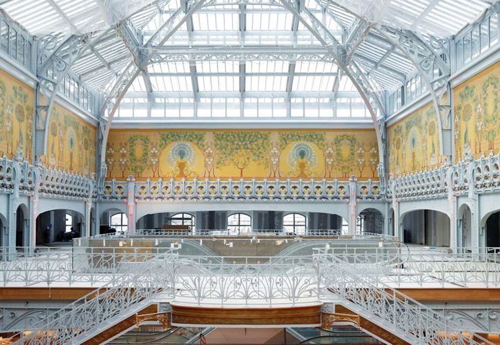 ポン・ヌフ館のガラス天井には調光機能を持つガラスを導入。クジャクの壁画は南仏アヴィニョンの工房で修復した。