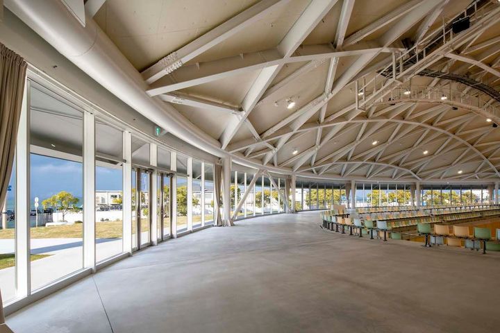 サブアリーナの交流エリア。イベント開催時にはロビーや通路となり、併設の催しや物販コーナーなどにも使われる。Photo_ Kagawa Prefecture