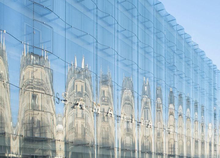 リヴォリ館のファサード。当初は景観に賛否両論の議論があったが、 今やリヴォリ通りの顔として街並みにすっかり溶け込んでいる。