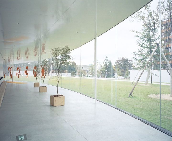 展示室やカフェレストラン、アートライブラリーなどの各施設を巡る回廊。ガラス越しに屋外展示作品も楽しめる。