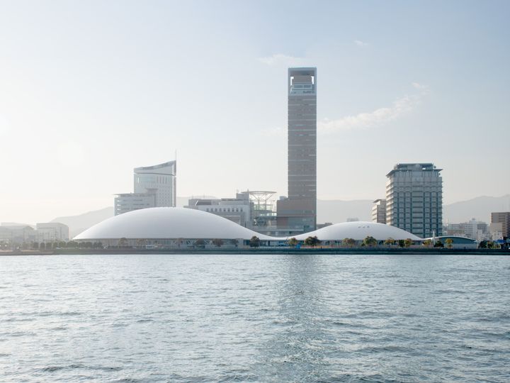 大小のドームは瀬戸内海に浮かぶ島々をイメージ。Photo_ SANAA