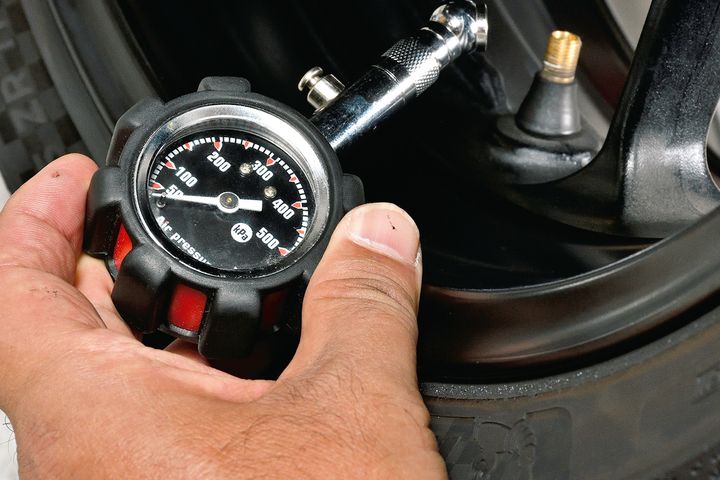 【冬ツーリング必読】タイヤ・灯火類・バッテリー点検で安全走行を！