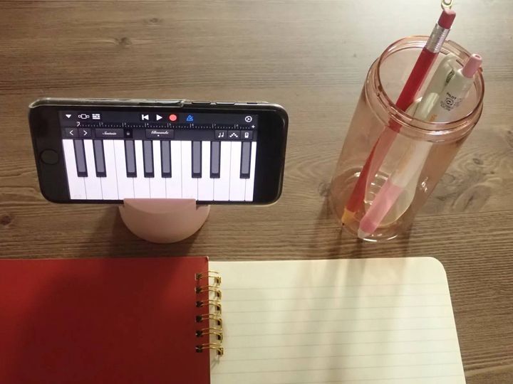 DAISO(ダイソー)：スマホが立てられるペンケース